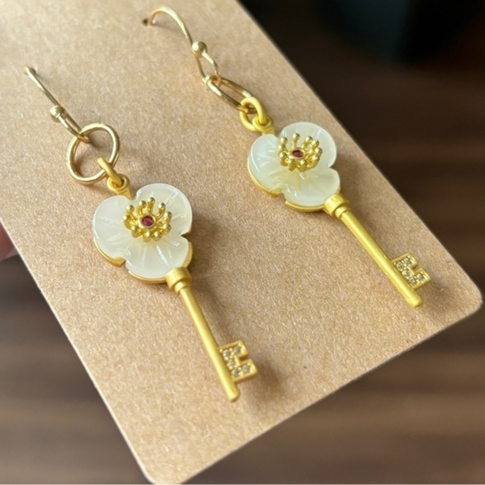 Gold & shell key & rhinestone theme earrings‎ NWT
